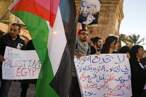  Photo : des citoyens palestiniens d’Israël brandissent une photo de la féministe égyptienne et romancière de premier plan Nawal el-Saadawi lors d’une manifestation contre les violences sexuelles faites aux femmes en Égypte, à Jaffa, au nord de Tel-Aviv, le 12 février 2013 (AFP).