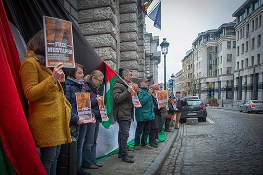 Des manifestants se sont rassemblés à Bruxelles le 6 février, près de sept mois après que Mustapha Awad a été injustement emprisonné en Israël.