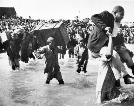 1949. Des réfugiés palestiniens initialement déplacés vers Gaza montent à bord de bateaux à destination du Liban ou de l’Egypte. (Photo : Hrant Nakashian/1949 Archives de l’ONU)